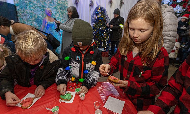 kids making Christmas crafts